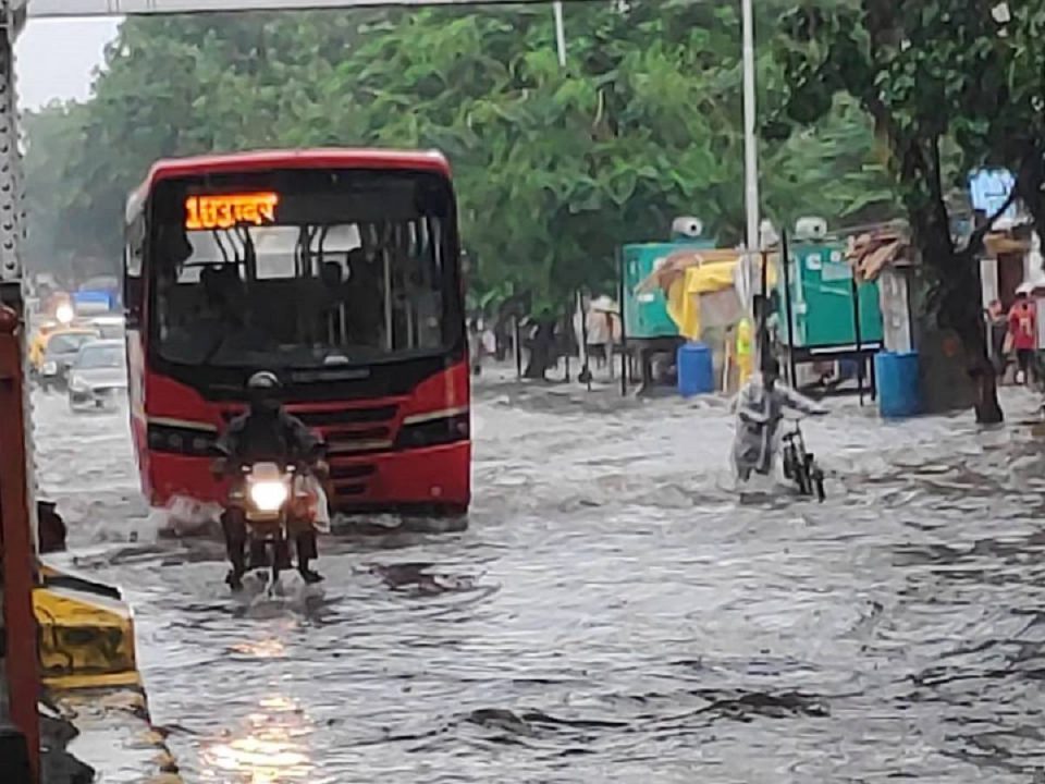 Heavy rains continue to lash Mumbai and adjoining areas