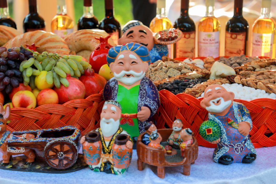 Uzbek Sovniers on display along with Fruits